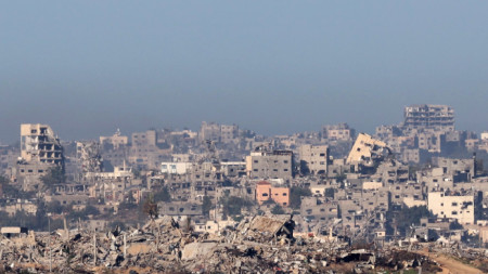 Разрушени сгради след въздушен удар от израелските сили в северната част на ивицата Газа, както се вижда от Сдерот, Израел, 10 декември 2023 г.