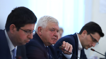 Петър Чобанов от ДПС (вляво), Кирил Ананиев от ГЕРБ (в центъра) и Венко Сабрутев от ПП на заседанието на Комисията по бюджет и финанси в Народното събрание - 10 ноември 2022 г. 