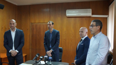 Новоизбраният кмет на Ямбол Валентин Ревански (в средата) назначи за зам.-кметове Михаил Керемедчиев (вляво) и Енчо Керязов (вторият отдясно).