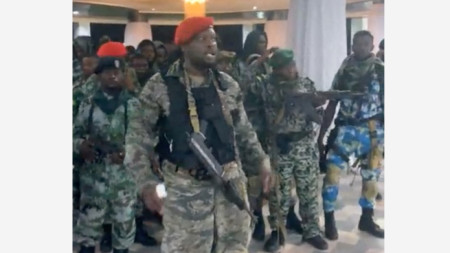 Мъже с военни дрехи в Двореца на нацията в Киншаса по време на опита за преврат.