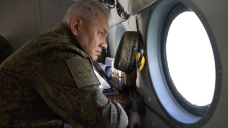 Кадър от видео, разпространено от руското министерство на отбраната, показва Сергей Шойгу в хеликоптер при инспекция на руските позиции в необявен район на Украйна, 18 декември 2022 г.
