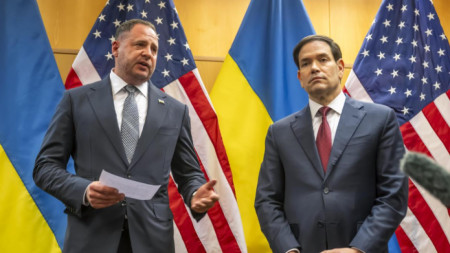 Началникът на президентската администрация в Киев Андрий Ермак и държавният секретар на САЩ Марко Рубио в Женева, ноември 2025 г.