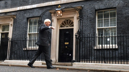 Борис Джонсън напуска Даунинг стрийт в Лондон след прощалната си реч като премиер