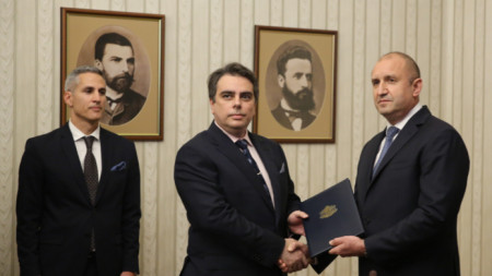 President Rumen Radev (R) hands Assen Vassilev the folder with the exploratory mandate 