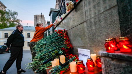 Импровизиран мемориал в Москва в памет на жертвите в Казан. 