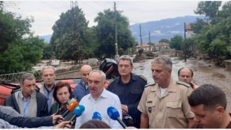 Дни след наводнението областният управител Ангел Стоев призова фирмите да предоставят техника за разчистване на пострадалите села
