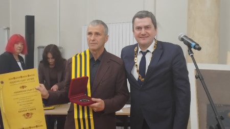 Ивайло Танев (вляво) и кметът на Перник Станислав Владимиров.