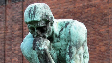 „Мислителят“ (1888) на френския скулптор Огюст Роден. Копие, разположено в Копенхаген.