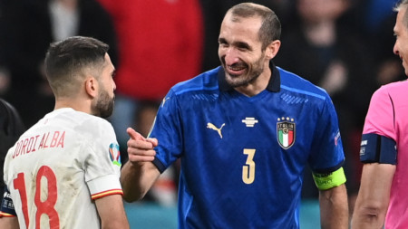 Жорди Алба разговаря с Джорджо Киелини по време на полуфинала между отборите на Италия и Испания