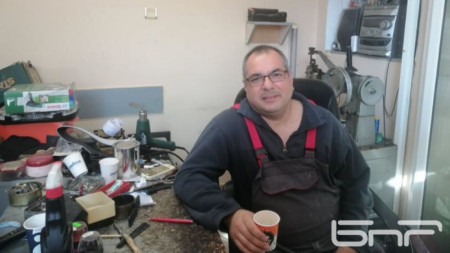 44 годишният Галин Гаврилов е цял живот обущар и тапицер от