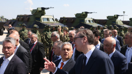 Александър Вучич показва сръбска военна техника на Виктор Орбан, 23 април 2023 г.