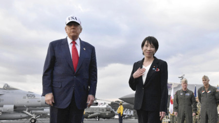 Доналд Тръмп и Санае Такаичи във военноморската база 