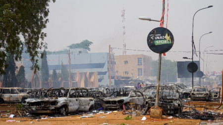 Опожарени коли пред Партията за демокрация и социализъм в Нигер, Ниамей, 27 юли 2023 г.