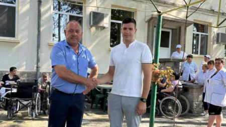 Димитър Иванов и директорът на дома в Езерово Рефик Осман
