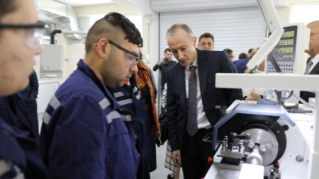 Министърът на образованието Красимир Вълчев наблюдава производствена практика на ученици - април 2019 г.