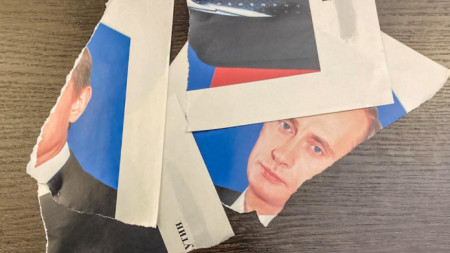 Общинският съветник Никита Юферев пусна във „Фейсбук“ снимка на скъсания от него портрет на Путин.