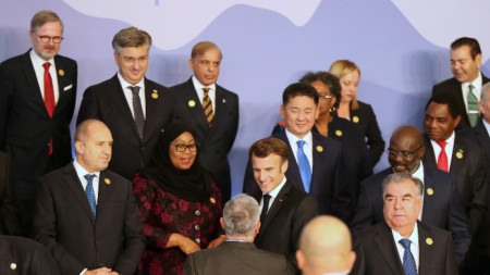 Групова снимка на лидерите преди откриването на Конференцията на ООН за изменението на климата (COP27), първият долу вляво 
 -  президентът Румен Радев, Шарм Ел-Шейх, Египет, 7 ноември 2022 г. 