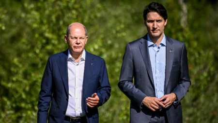Канцлерът на Германия Олаф Шолц (вляво) и министър-председателят на Канада Джъстин Трюдо