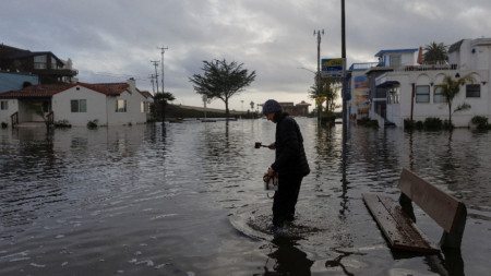 Наводнена улица в Аптос, Северна Калифорния, 5 януари 2023 г.
