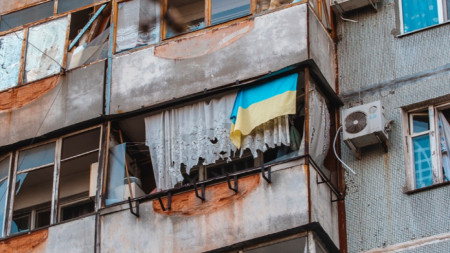 Украинският флаг на балкона на жилищна сграда след ракетния удар в Запорожие, Украйна, 22 март 2023 г.