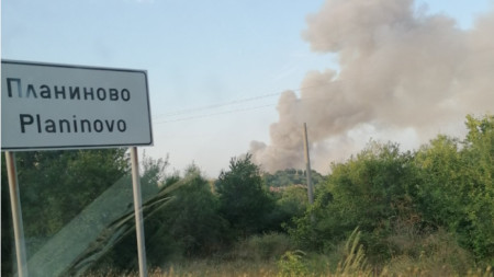 Продължават опитите да бъде локализиран пожарът край селата Студена и
