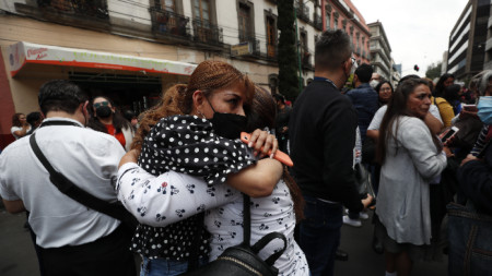 Изплашени от труса жители на Мексико сити излязоха на улиците, 19 септември 2022 г.