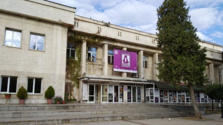 Сградата на театъра в Ловеч