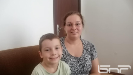 Първокласникът Самуил и неговата майка Велислава Николова
