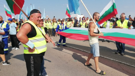 Работници в компанията блокираха блокираха пътния възел Белокопитово край Шумен на 13 август 2021 г.