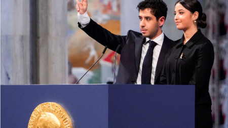 Синът и дъщерята на Наргес Мохамади - Али и Киана Рахмани по време на връчването на Нобеловата награда за мир - Осло, 10 декември 2023

Ali and Kiana Rahmani, children of Narges Mohammadi
