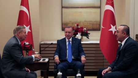 Реджеп Ердоган (в средата) разговаря със сенатор Линдзи Греъм (вляво) в Ню Йорк, като на срещата присъства и Мевлют Чавушоглу.