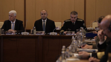 Служебният министър на отбраната Димитър Стоянов, президентът Румен Радев и началникът на отбраната адм. Емил Ефтимов (о ляво надясно) на годишната конференция на началниците на отбраната на държавите от Централна Европа в резиденция 