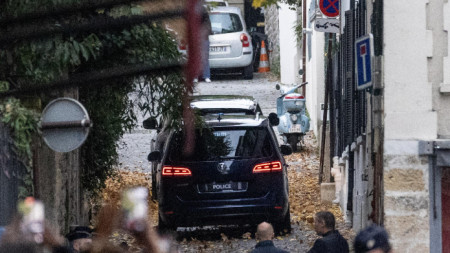 Бившият френски президент Никола Саркози пристига с кола в дома си, след като е напуснал затвора 