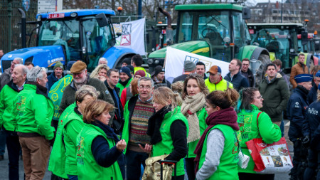 Белгийските фермери се събират пред офиса на министъра на околната среда на Валония Селин Телие по време на протеста в Намюр, Белгия, 30 януари 2024 г.