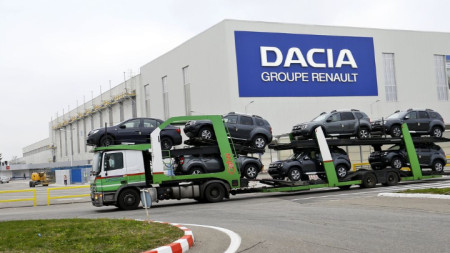 Автовоз с нови коли напуска завода на „Дачия“ в Миовени, на 130 км северозападно от Букурещ.