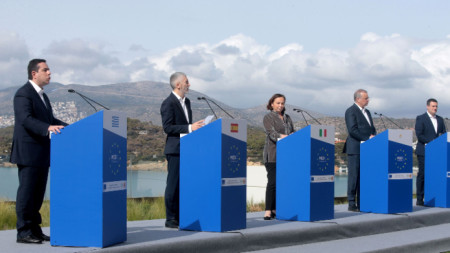 Гръцкият министър за миграцията Нотис Мирахи, испанският министър на вътрешните работи Фернандо Марласка-Гомес,итилианската министърка на вътрешните работи Лучана Марголезе, министърът на вътрешните работи на Кипър Никос Нурис и министърът на вътрешните работи на Малта Байрън Камилери (отляво надясно) на пресконфференция в Атина - 20 мар 2021
 