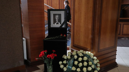 Цветя са поставено под портрета на починалия Михаил Горбачов в офиса на фондация 