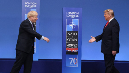 Доналд Дж. Тръмп поздравява Борис Джонсън (вляво) по време на срещата на върха на НАТО в Лондон, архив, 4 декември 2019 г.