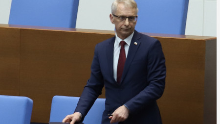 Николай Денков преди гласуване на оставката в парламента