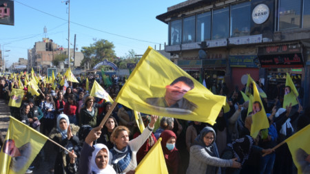 Протест на кюрди срещу турските удари в Североизточна Сирия, 20 ноември 2022 г. Участниците носят знамена с лика на основателя на Кюрдската работническа партия Абдула Йоджалан.