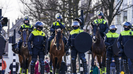 Полицаи на анти-локдаун протеста - Хага, 14 март 2021 г.