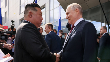 Президентът на Русия Владимир Путин (вдясно) и лидерът на Северна Корея Ким Чен-ун на космодрума Восточний близо до град Циолковски, Далечния Изток на Русия - 13 септември 2023