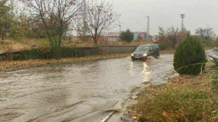 Проливен дъжд и силен вятър в Казанлък