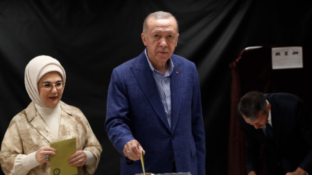 Турският президент Реджеп Тайип Ердоган и съпругата му Емине Ердоган в избирателната секция в Истанбул, 28 май 2023 г. 
