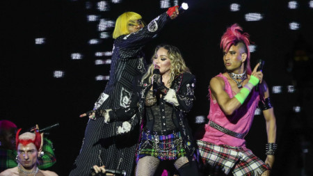 Мадона (в центъра) по време на безплатния концерт, който изнесе на плажа Копакабана в Рио де Жанейро, Бразилия, 4 май 2024 г.