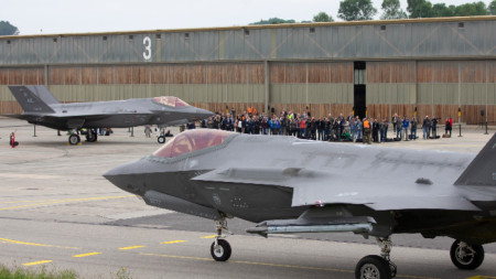 Изтребители F-35 в швейцарска военновъздушна база в Пайерн