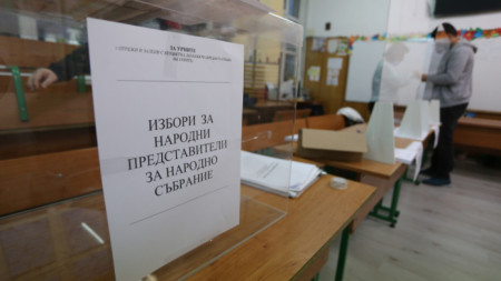 Три седмици преди предсрочните парламентарни избори дистанцията между ГЕРБ СДС и