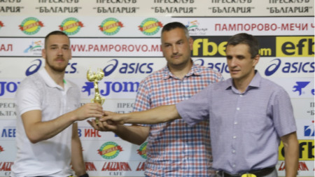 Кметът Гавалюгов, президентът Михайлов и капитанът на Балкан Христов с наградата.