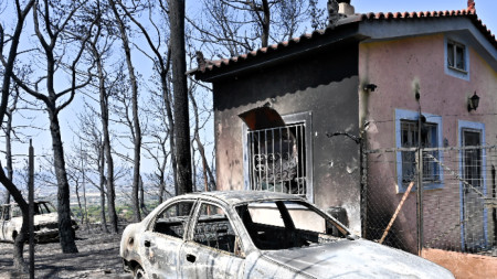 Изгорели автомобили и къща след горски пожар в района на Агия Ирини, Лутраки, Гърция, 20 юли 2023 г. 