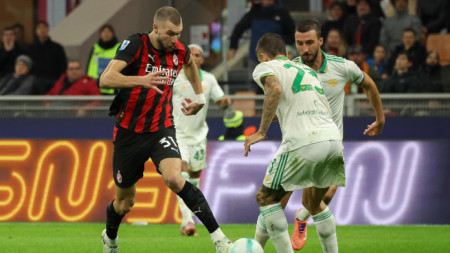 Голмайсторът на Милан Павлович (вляво) преминава покрай Манчини от Рома.